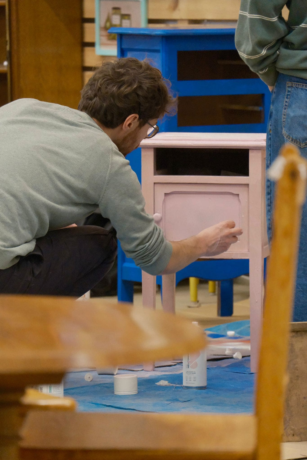 Application peinture rose pastel sur un meuble en bois 