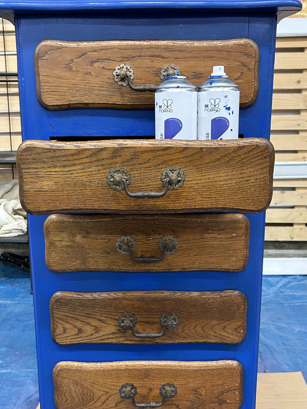 Meuble en bois repeint en bleu foncé