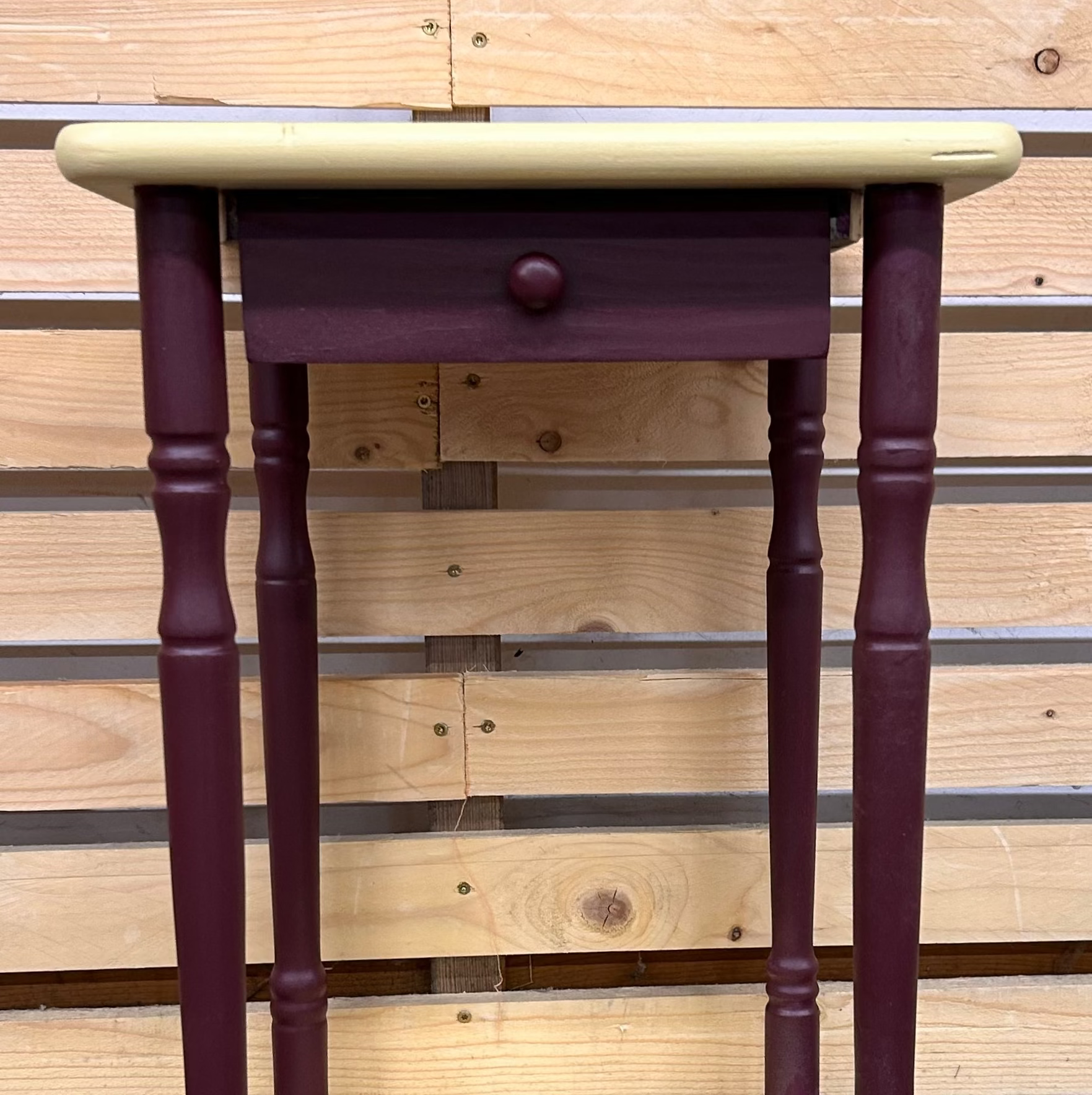 Meuble en bois jaune beurre et rouge bordeaux tendance  