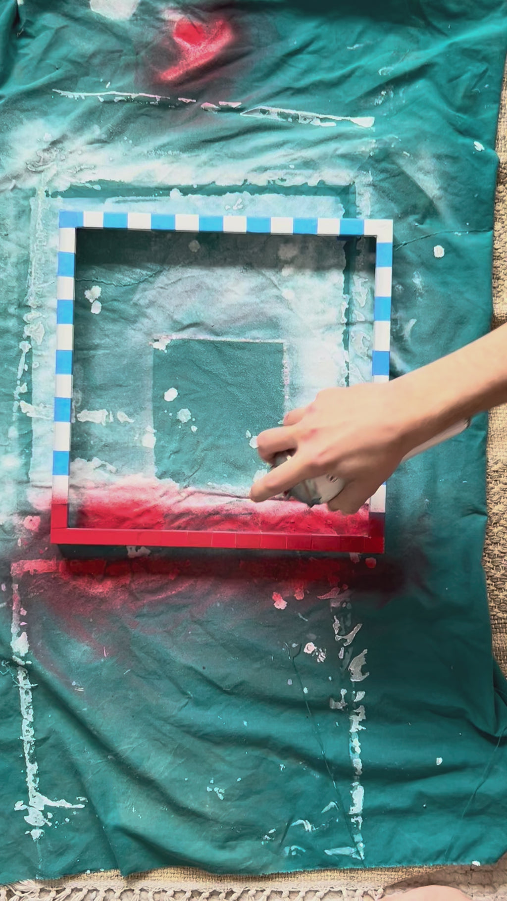 technique application peinture rouge sur un cadre