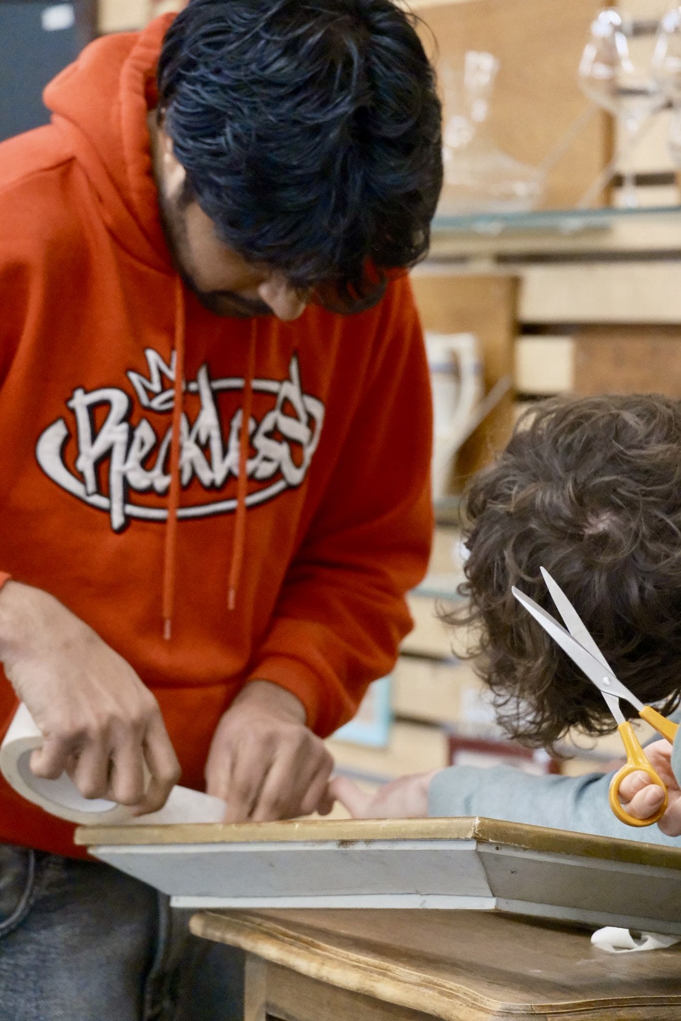 Pose de ruban de masquage pour une peinture de précision sans bavure sur un projet cadre DIY 