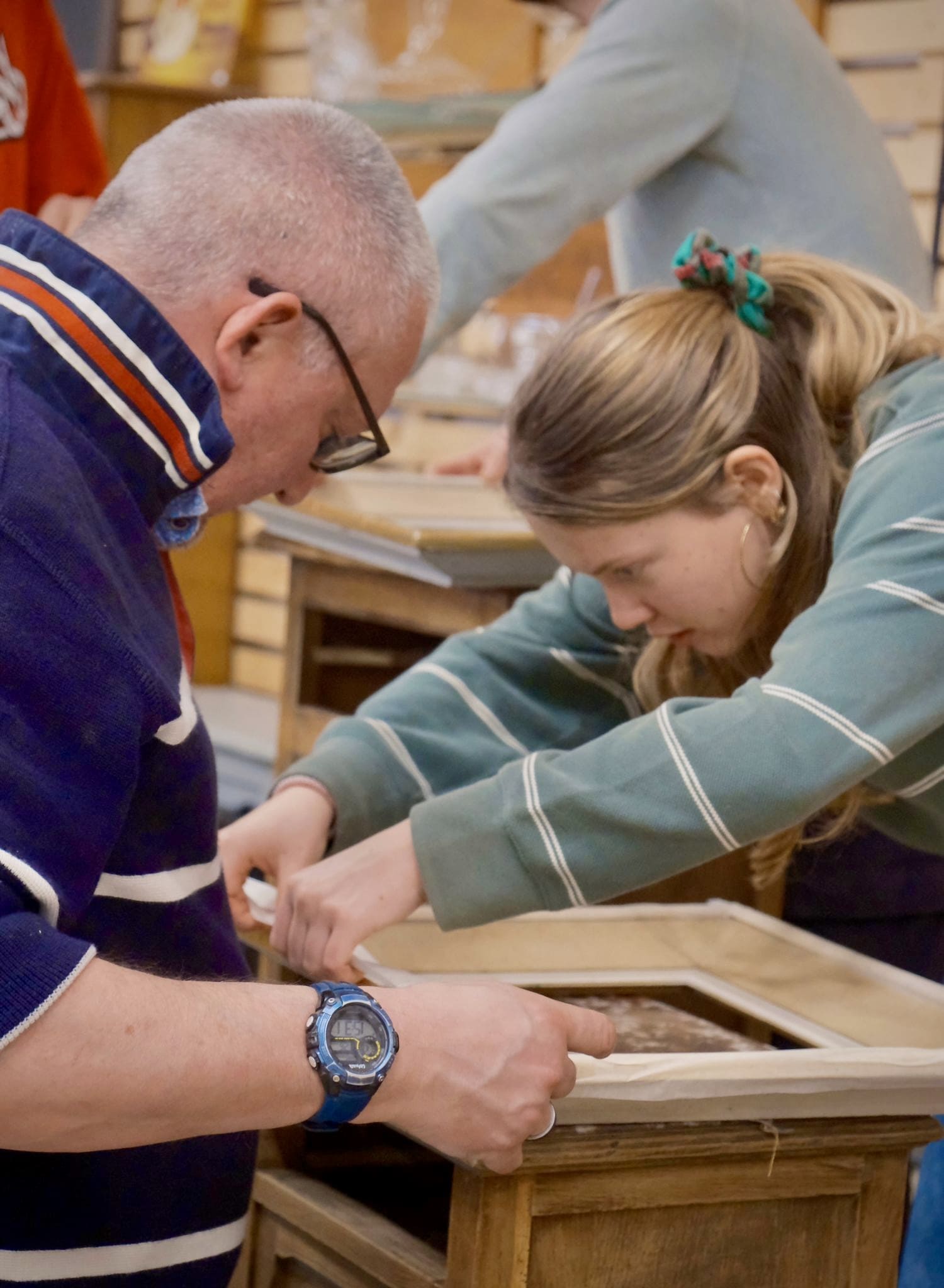 Pose de ruban de masquage pour une peinture de précision sans bavure sur un projet DIY